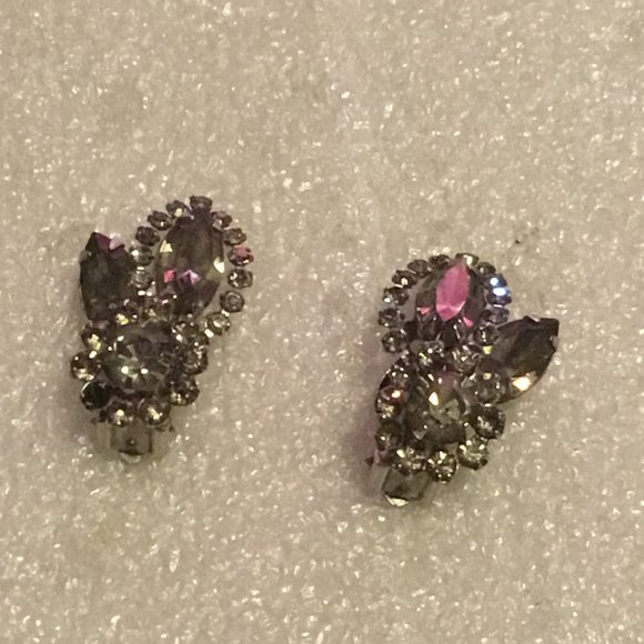 Vintage pair of Weiss rhinestone clip on earrings - Picture 1 of 8